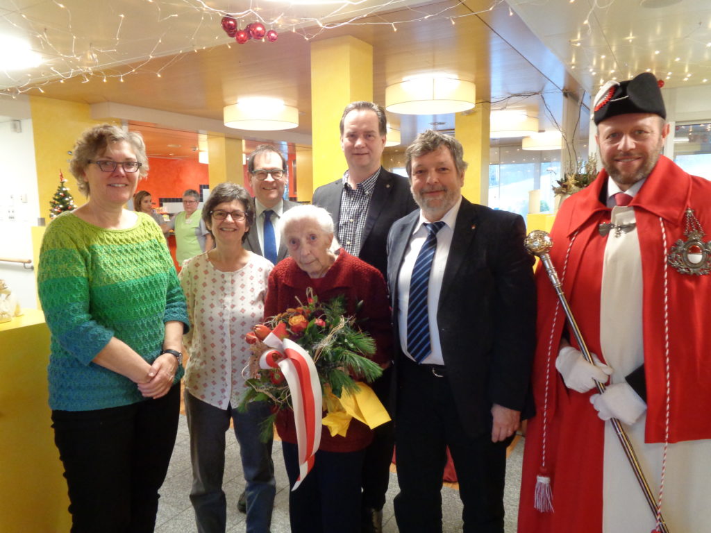 Gratulationsrunde mit Herr Landammann Roland Heim und Staatsweibel und Gemeindevertreterinnen