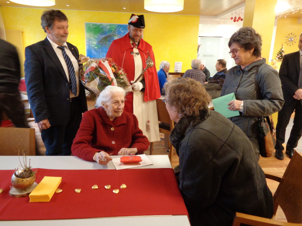 Gratulationsrunde mit Herr Landammann Roland Heim und Staatsweibel und Gemeindevertreterinnen