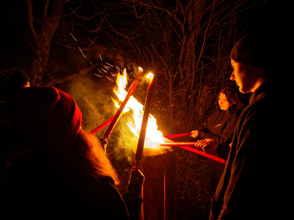 Jahrgänger beim Anzünden des Feuers
