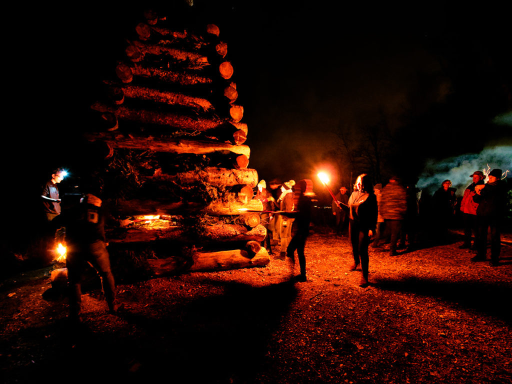 Jahrgänger beim Anzünden des Feuers